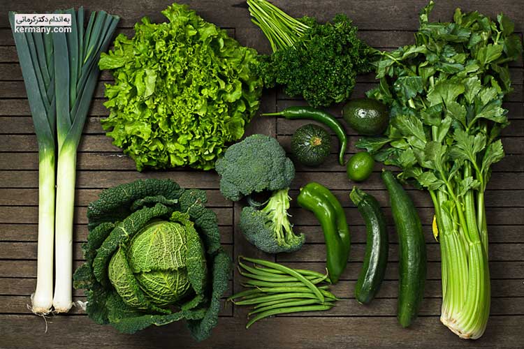 ویتامین k سبزیجات برگ سبز تیره به جلوگیری از لخته شدن خون در رگ‌ها کمک می‌کند.