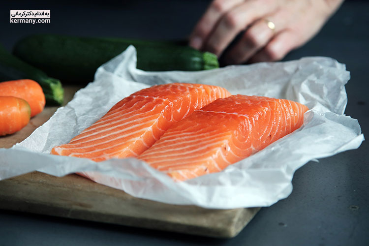 مصرف ماهی چرب مانند سالمون باید یکی از مواد غذایی اصلی در رژیم غذایی شما برای سلامتی قلب‌تان باشد.