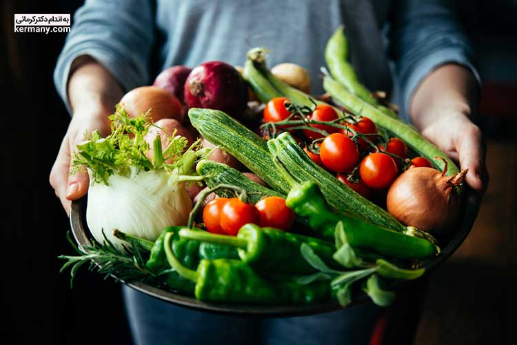 برای خانم‌ها در سنین 30 سالگی، مصرف سبزیجات سبز تیره و برگ‌دار و همچنین مصرف مکمل اسیدفولیک، توصیه می‌شود.
