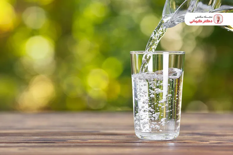 ساده ترین ماده غذایی درمان کننده سینوزیت نوشیدن آب است.