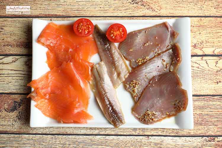 ماهی سالمون و ساردین یکی از غذا‌های مناسب برای چربی خون می‌باشد.