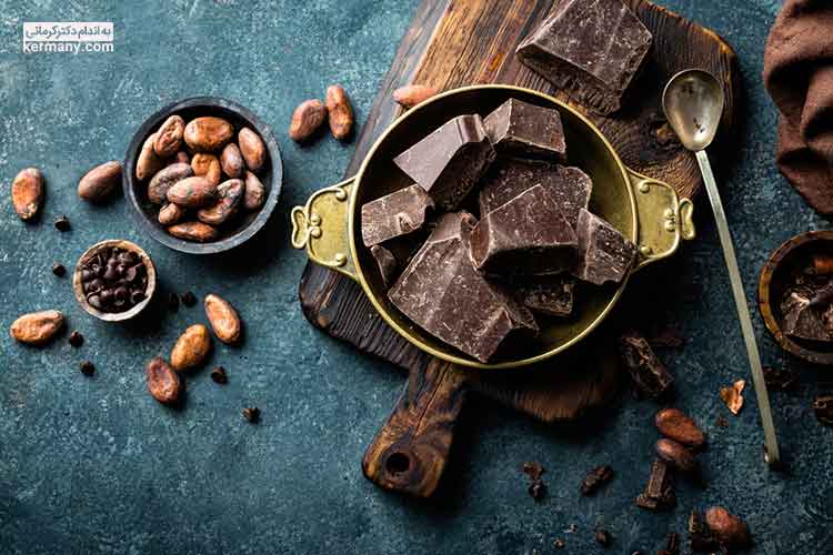 شکلات تلخ منبع عالی آهن است که به ساخت پوشش حفاظتی نورون‌ها و کنترل سنتز مواد شیمیایی و مسیرهای شیمیایی دخیل در خلق و خو کمک می‌کند.