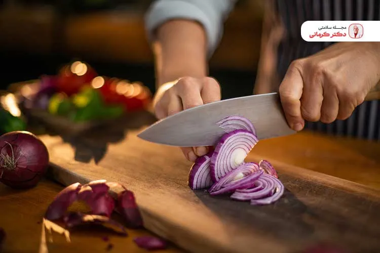 مصرف منظم پیاز می‌تواند به تنظیم سطح قند خون، به‌ویژه در افراد مبتلا به دیابت نوع ۲، کمک کند.