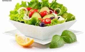 برای تهیه سالاد با روغن زیتون، انتخاب سبزی‌های تیره، مانند اسفناج، بروکلی یا کلم پیچ، سالاد را سرشار از مواد مغذی و رنگارنگ می‌کند.