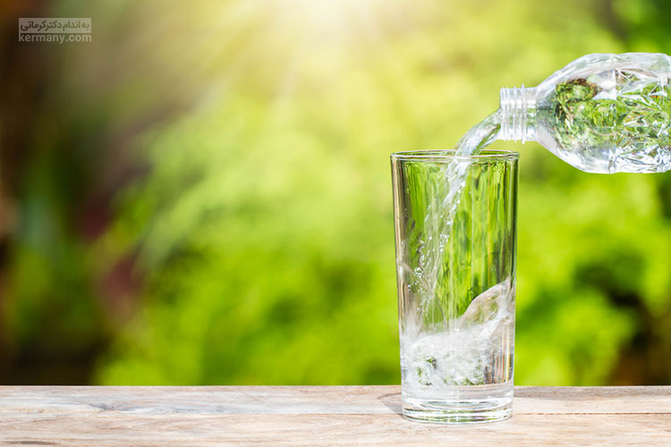 نوشیدن آب و هیدراته نگه داشتن بدن موجب تقویت مژه خواهد شد.
