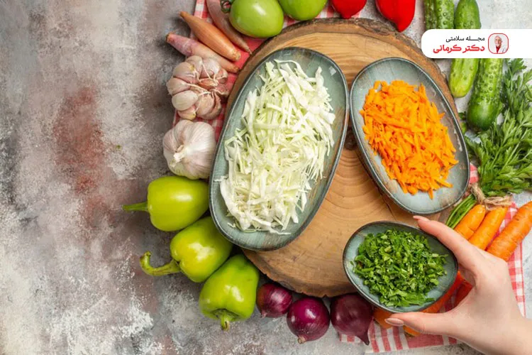 از سبزیجات بیشتری در سالاد ماکارونی استفاده کنید.