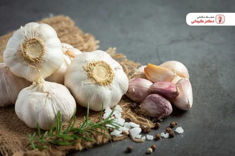 مصرف سیر تازه برای رفع پف صورت مفید است.