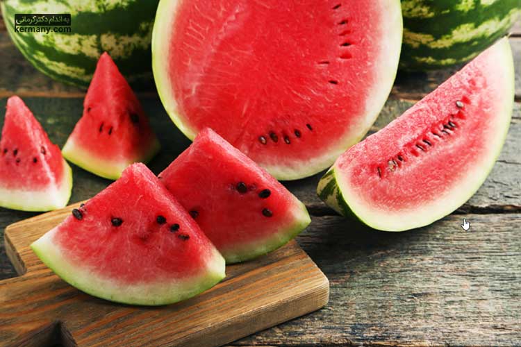 حدود 90 درصد از هندوانه را آب تشکیل می‌دهد که برای تامین آب بدن در تابستان مفید است.