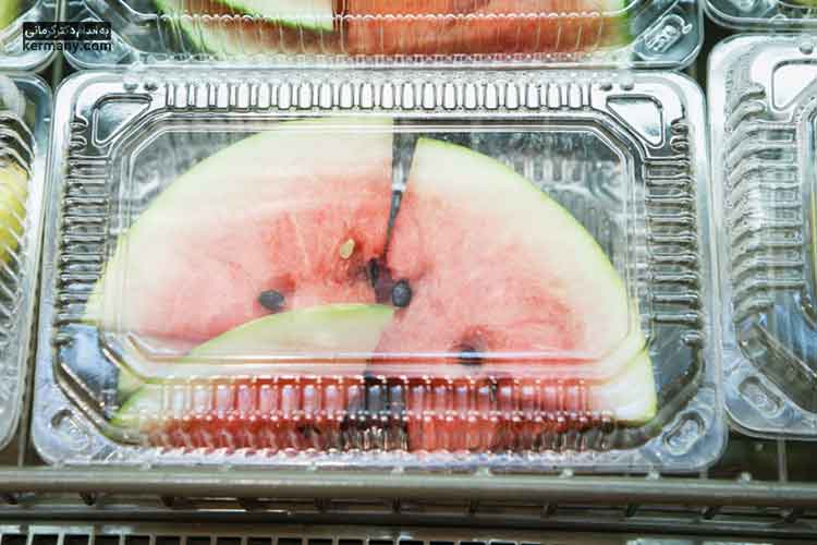 می‌توانید هندوانه برش خورده را در ظرف درب دار قرار دهید و حداکثر 3 تا 4 روز در یخچال قرار دهید.