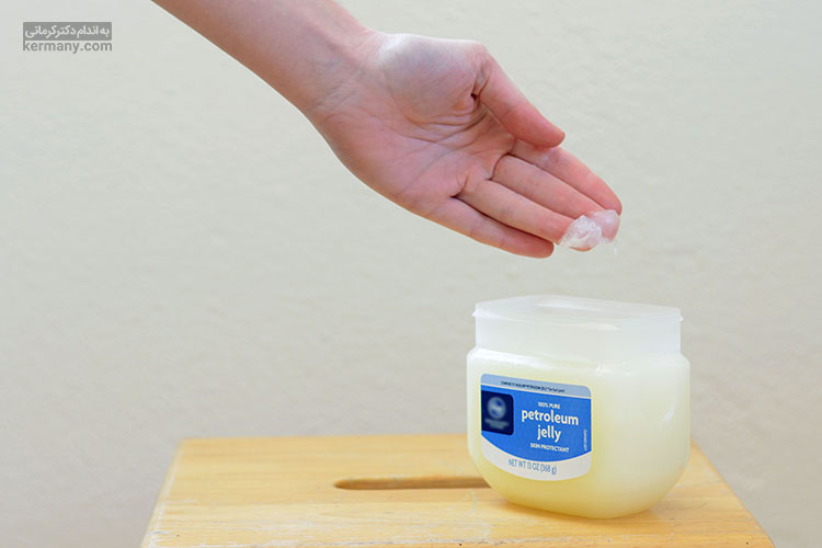 استفاده از ژل پترولیوم یکی از روش‌های درمان خشکی پوست دست و بدن است.