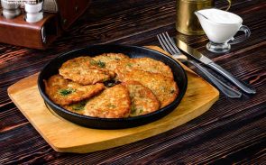 پنکیک سیب زمینی یک غذای به صرفه اما بسیار مغذی است که در بیشتر نقاط مختلف جهان با کمی تغییر در مواد اولیه آن سرو می‌شود.