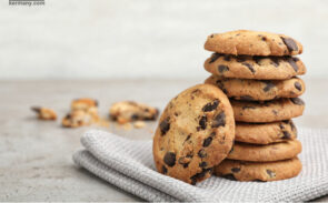 کوکی شکلاتی یکی از تنقلات خوش طعم و عطر است که به راحتی می‌توانید در خانه درست کنید.