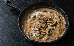 بیف استراگانف یک غذای اصالتا روسی است که با یک سس مخصوص سرو می‌شود.