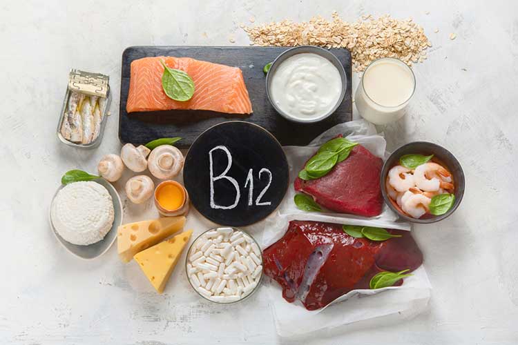 منابع غذایی ویتامین ب 12 عبارتند از تخم مرغ، گوشت، و لبنیات