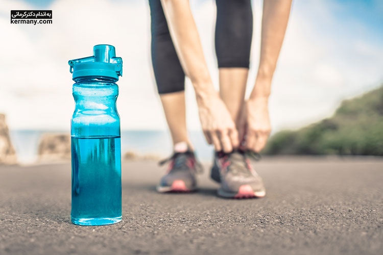 خوردن تنقلات نمکی و نوشیدن آب به شما کمک می‌کند تا سطح سدیم تخلیه شده را جبران و آب بدن را دوباره تامین کنید.