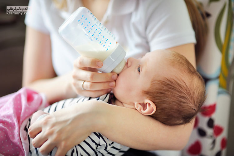 تغذیه با شیشه شیر نیز فرصتی برای احساس نزدیکی به کودک و آشنایی و ارتباط با اوست.