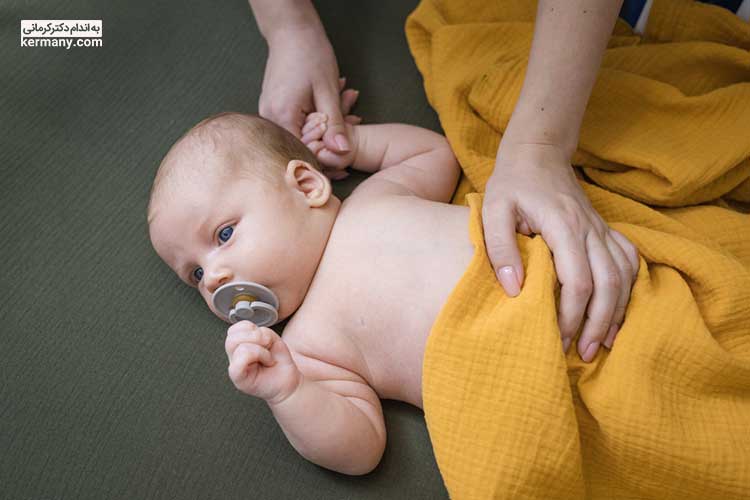 از معایب شیر خشک، امکان ایجاد نفخ و یبوست در نوزاد است.