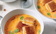 سوپ گوجه فرنگی و ریحان به همراه نان تست و پنیر