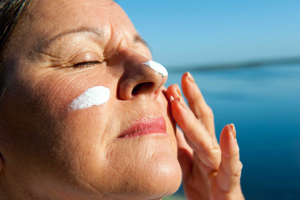 باور غلط: استفاده از ضد آفتاب، چربی پوست را بدتر می کند