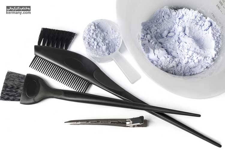 مواد شیمیایی مورد استفاده در هنگام رنگ یا فر کردن مو دشمن جدی مو هستند و استفاده مکرر از آنها میتواند منجر به ریزش موها شود.