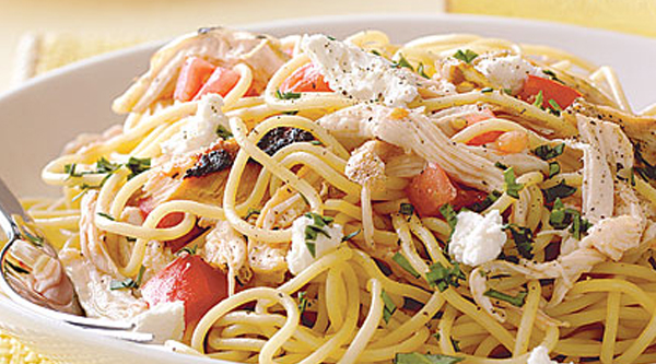 اسپاگتی به همراه مرغ و گوجه فرنگی تازه