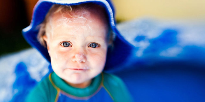 چگونه پوست کودک خود را در برابر آفتاب محافظت کنیم؟ پوست و مو