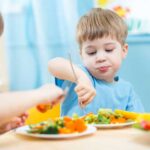 سوتغذیه در دوران کودکی میتواند باعث مشکلات بسیاری در آینده افراد شود؛ بنابراین اهمیت تغذیه سالم برای کودکان مساله ای بسیار جدی است.