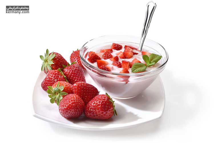 یکی از انواع غذاهای سالم برای کودکان، میوه های فیبرداری مانند توت و توت فرنگی است.