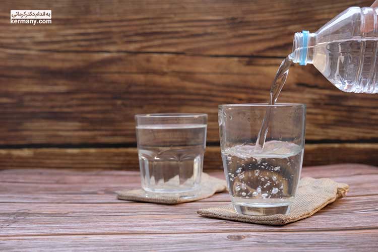 بهترین درمان خانگی برای سرعت بخشیدن به دفع سنگ، نوشیدن مقدار زیادی مایعات، به خصوص آب است.
