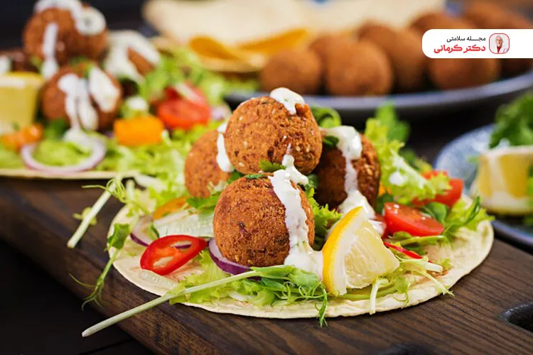 سمبوسه و فلافل را در فر یا سرخ کن تهیه کنید.