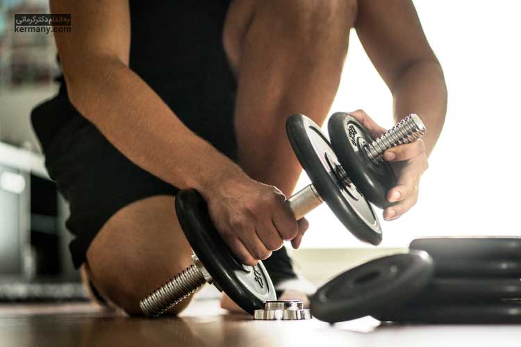 انجام تمرینات شکم با دمبل می تواند به ساخت سیکس پک و لاغری کمک زیادی کند.