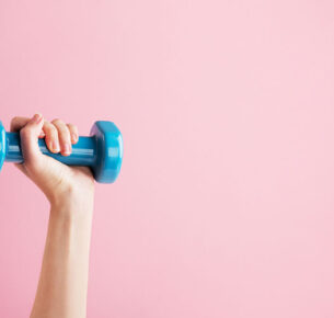 برای داشتن سیکس پک، ورزش های زیادی با استفاده از دمبل وجود دارد که می تواند به لاغری و ساخت عضله کمک زیادی کند.