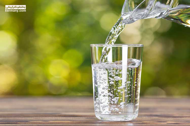 ساده‌ترین راه برای حفاظت از پوست در برابر چین و چروک، نوشیدن آب به میزان لازم در طول روز است.
