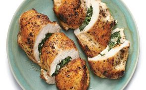 دستور پخت مرغ پر شده با اسفناج و پنیر فتا