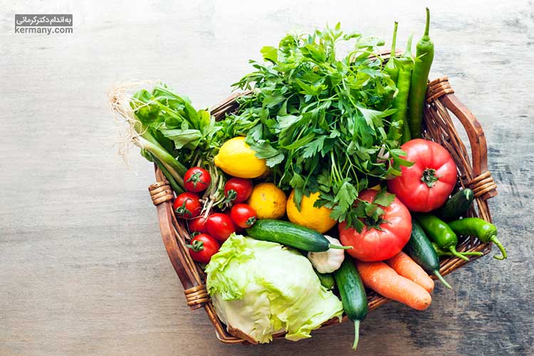 میوه ها و سبزیجات به علت داشتن فیبر و آب، گزینه بسیار مناسبی برای افطار و سحر هستند.
