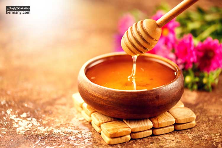 افزودن یک قاشق غذاخوری عسل به آب گرم یا چای برای تسکین درد گلو موثر است