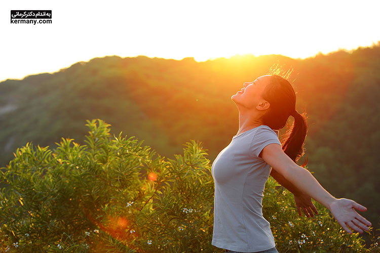 برای درمان خواب آلودگی بهار بیشتر در معرض نور خورشید بمانید تا هورمون سروتونین یا شادی بیشتری در بدن تولید شود.