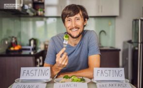 چگونه در ماه رمضان لاغر شویم؟ با رعایت برخی نکات می توان از افزایش وزن و چاقی در ماه رمضان جلوگیری کرد.