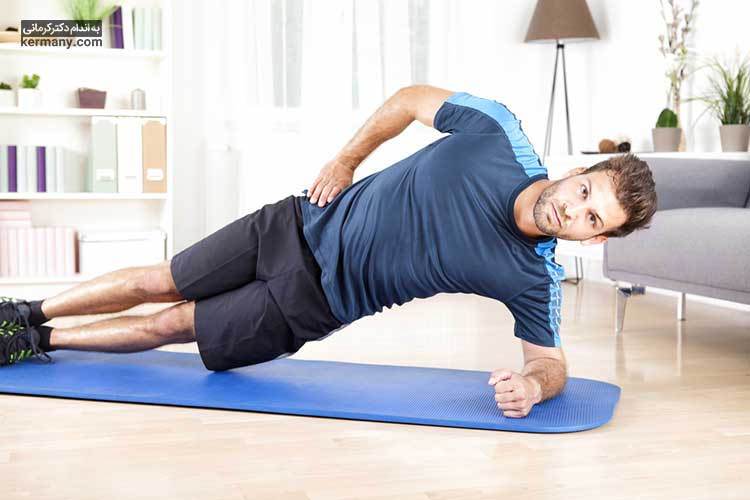 حرکت side plank یکی از ورزش های مناسب برای چربی سوزی شکم در خانه است.