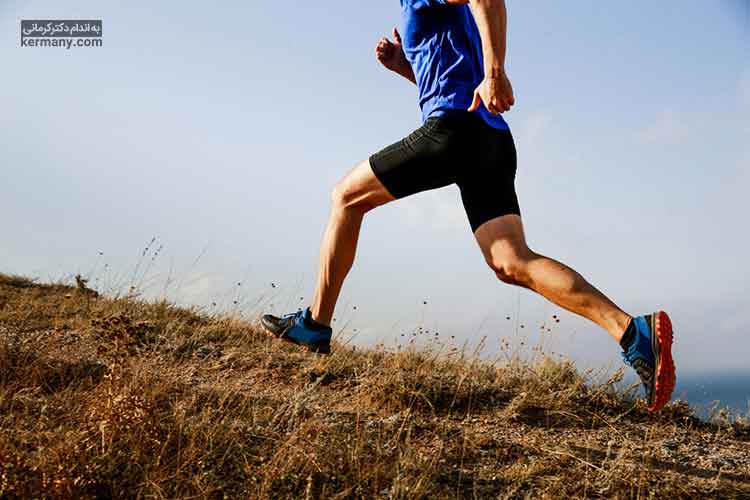 دویدن در سربالایی ها و مکان های شیبدار یکی از ورزش های مناسب برای کاهش چربی های شکم است.