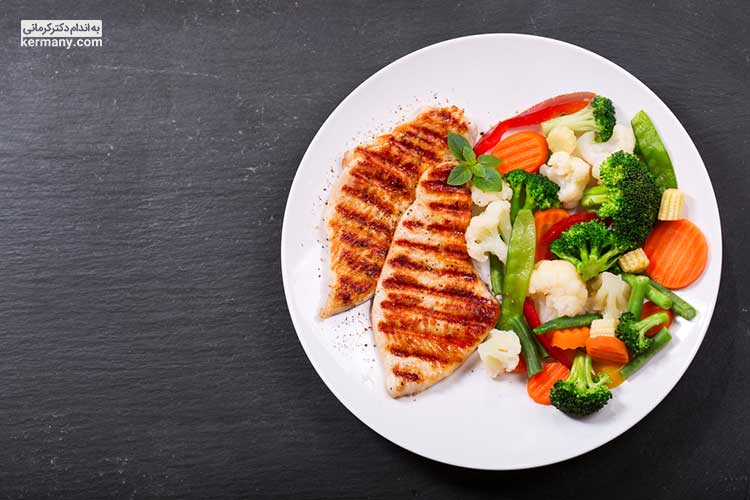 مصرف غذاهای پروتئینی به جای غذاهای پرچرب و پرکالری می تواند به چربی سوزی شکم کمک کند.