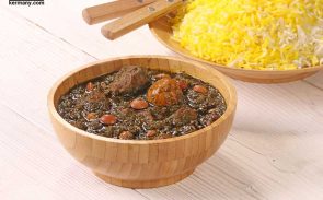 طرز تهیه قرمه سبزی در شهرهای مختلف ایران کمی متفاوت است که موجب تفاوت عطر و طعم آن شده است.