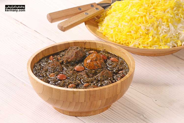 طرز تهیه قرمه سبزی در شهرهای مختلف ایران کمی متفاوت است که موجب تفاوت عطر و طعم آن شده است.
