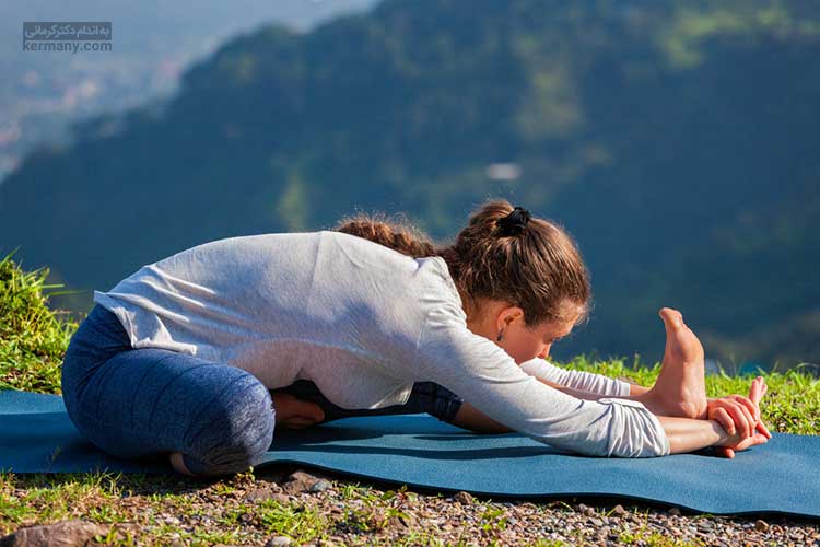 انجام ژست‌های یوگا همراه با تنفس عمیق است که به کاهش استرس کمک می‌کند.