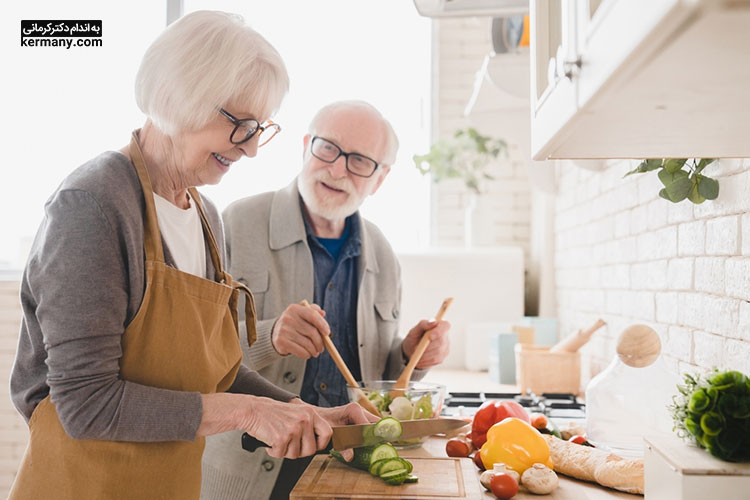 در تغذیه سالمندان باید تا جای ممکن از مصرف روغن‌های مضر اجتناب کنید.