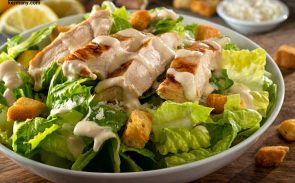 طرز تهیه سالاد سزار بسیار راحت است و با مواد ساده اما مغذی در کمترین زمان ممکن آماده می‌شود.