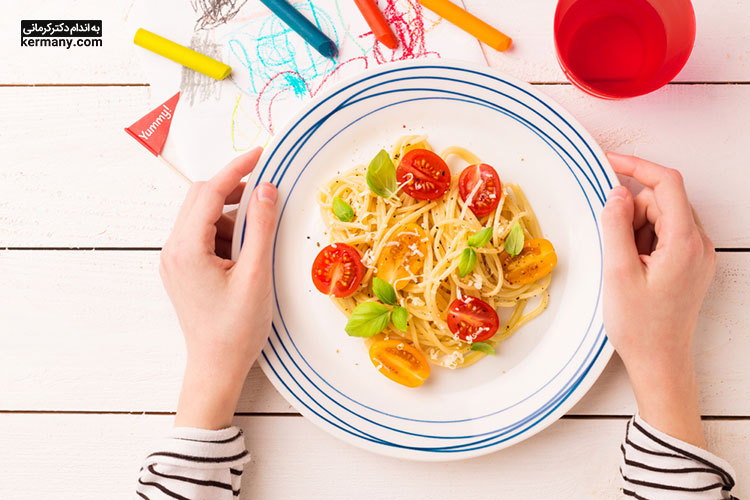سعی کنید تا جای ممکن سبزیجاتی مانند هویج، کلم بروکلی و اسفناج را در تغذیه دانش آموز قرار دهید.