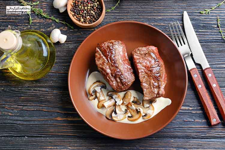 استیک گوشت با سس قارچ یک غذای کم کالری مفید پروتئینی است