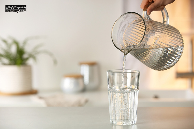 مهمترین علت یبوست کم آبی بدن و عدم نوشیدن آب کافی است.