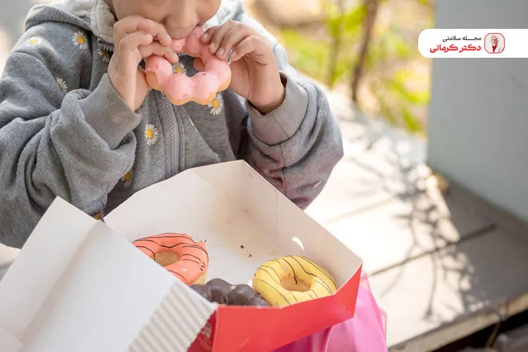 والدینی با عادات غذایی ناسالم و نامنظم در پرخوری و ریزه خواری کودک اثرگذار است.
